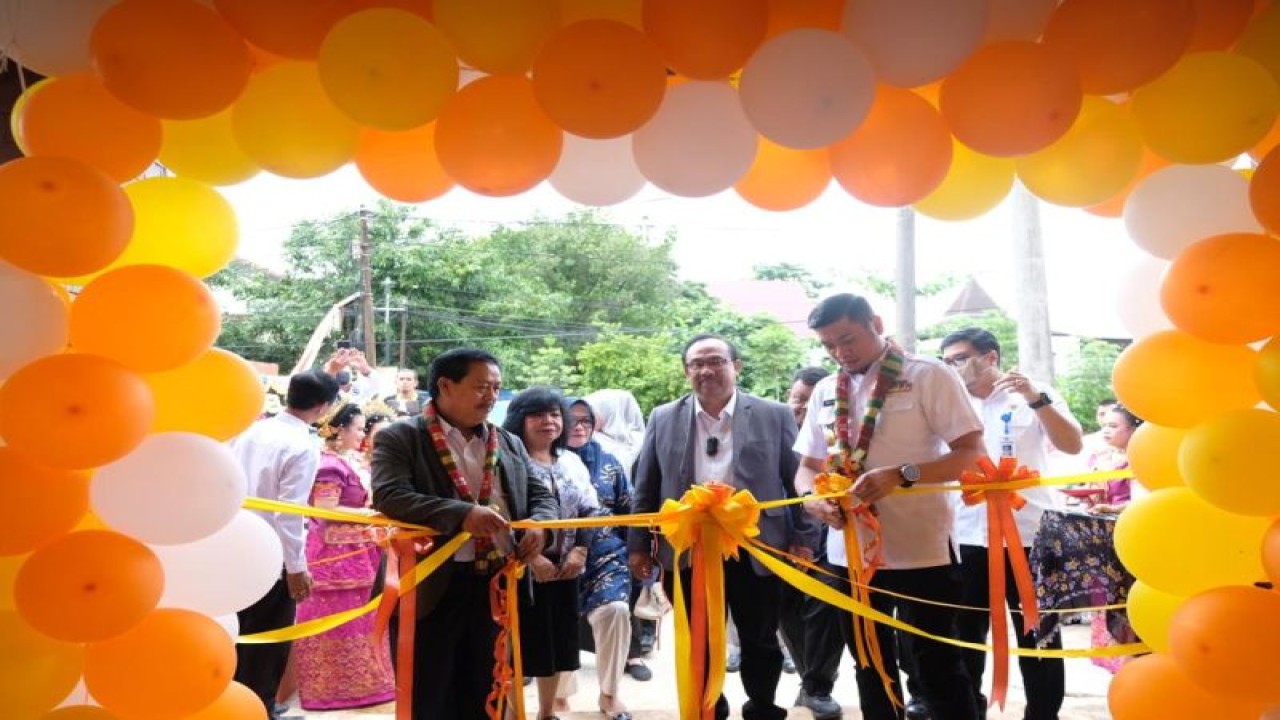 Gedung pelayanan perpustakaan yang berlokasi di Jalan Masjid Raya, Gowa secara resmi dibuka oleh Bupati Gowa Adnan Purichta Ichsan bersama Kepala Perpustakaan Nasional Muhammad Syarif Bando di Gowa, Rabu (16/11/2022). ANTARA/HO-Humas Pemkab Gowa
