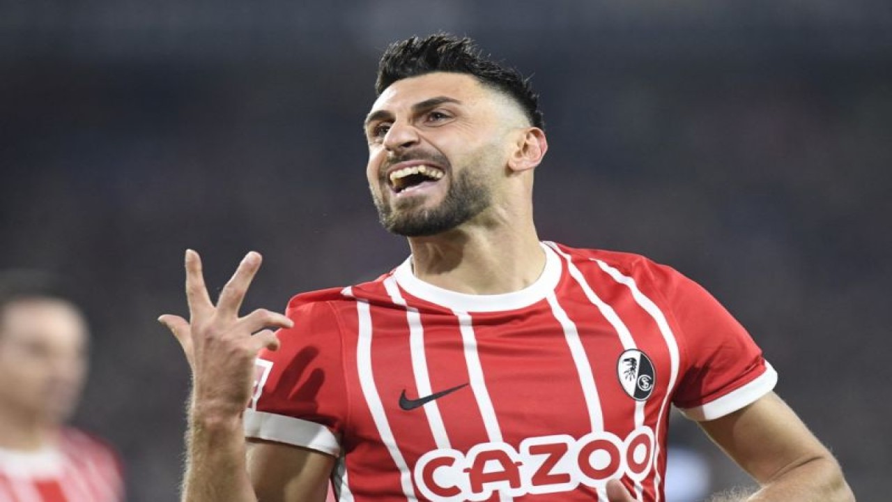 Gelandang Freiburg Vincenzo Grifo setelah mencetak hattrick dalam pertandingan Liga Jerman antara SC Freiburg dan Union Berlin di Freiburg, Jerman, 13 November 2022. (AFP/THOMAS KIENZLE)