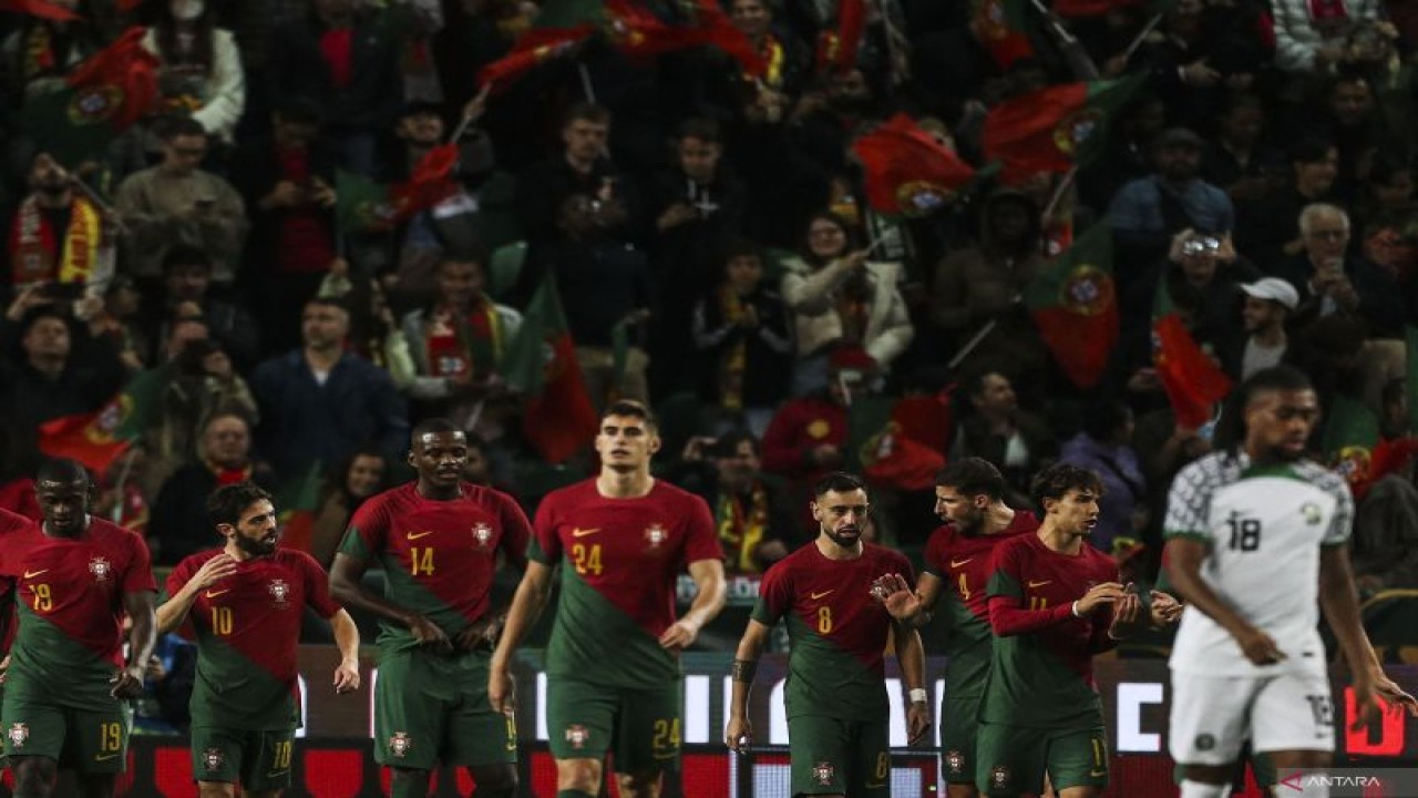Gelandang timnas Portugal Bruno Fernandes (keempat kanan) melakukan selebrasi dengan rekan setimnya setelah mencetak gol dalam pertandingan persahabatan lawan Nigeria di stadion Alvalade, Lisbon pada 18 November 2022. ANTARA/AFP/CARLOS COSTA