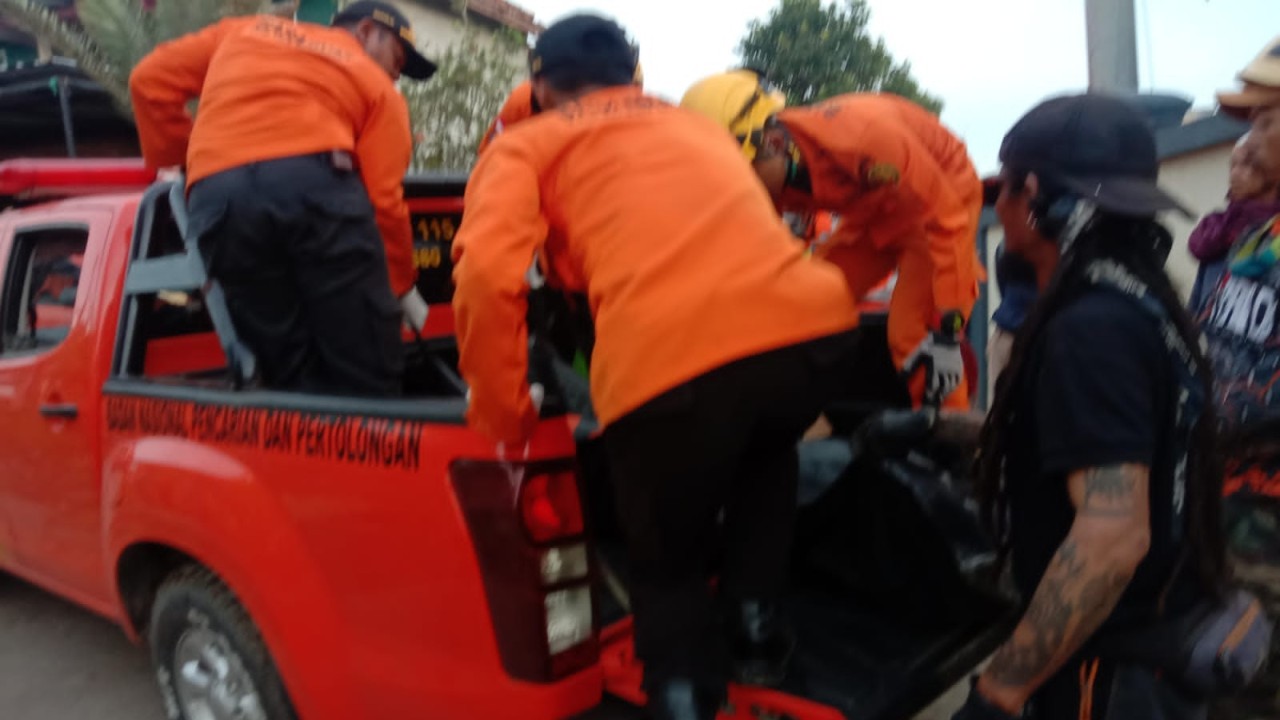 Tim Basarnas melakukan evakuasi korban longsor. (Foto/ Dok Basarnas).