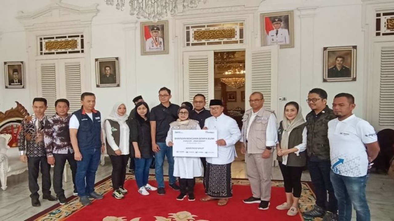 Putri Wakil Presiden (Wapres) Prof. Dr. KH Ma'ruf Amin, Dr. Hj. Siti Ma'rifah, M.M. M.H., yang juga Komisaris Utama PT Jaminan Pembiayaan Askrindo Syariah menyerahkan bantuan Askrindo Grup kepada Bupati Cianjur, Herman Suherman untuk korban gempa bumi Cianjur, Jawa Barat (Jabar), pada Sabtu, 26 November 2022. (Adiantoro/NTV)
