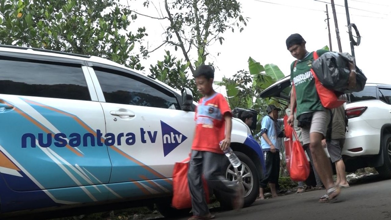 Yayasan Nusantara Membangun Bangsa (YNMB) melalui Ketua Umum Lince Berliana Tobing bersama Anggota DPR RI Komisi VI Fraksi PDI Perjuangan Sondang Tampubolon menyalurkan bantuan berupa paket sembako dan uang tunai kepada warga terdampak gempa Cianjur. (Adiantoro/NTV)