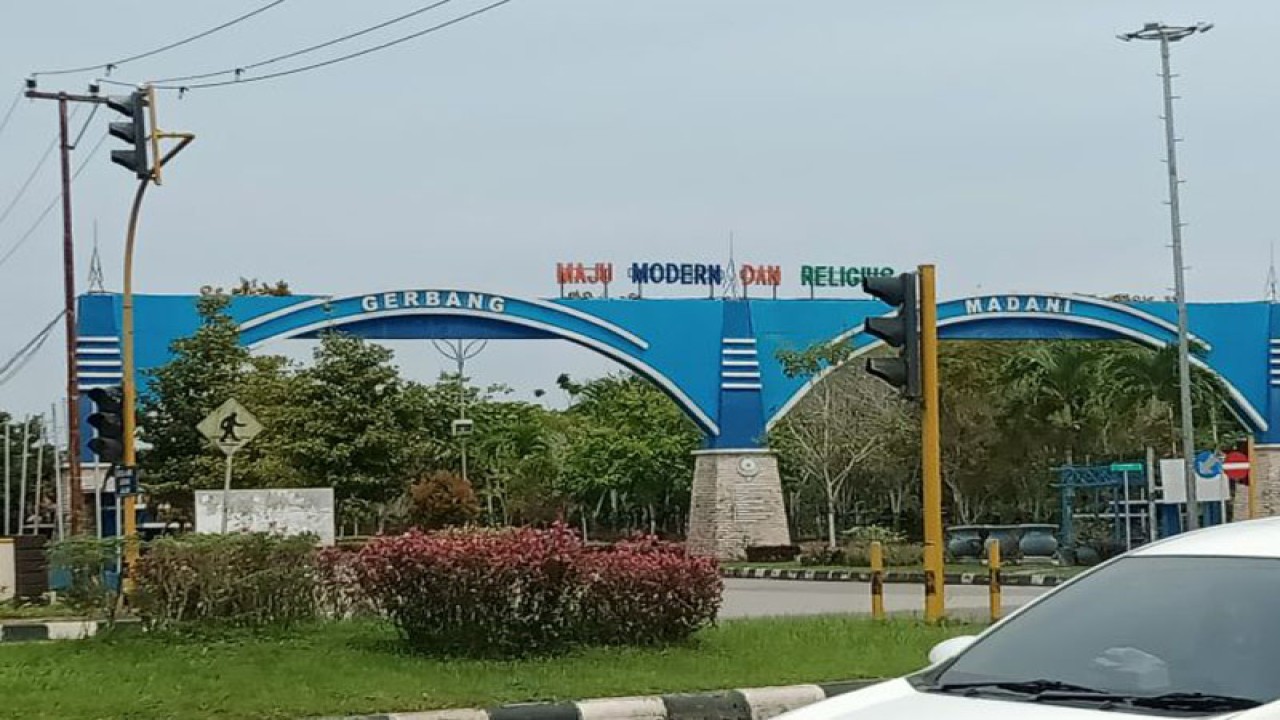 Gerbang Madani Kabupaten Penajam Paser Utara (ANTARA/Novi Abdi-Bagus Purwa)