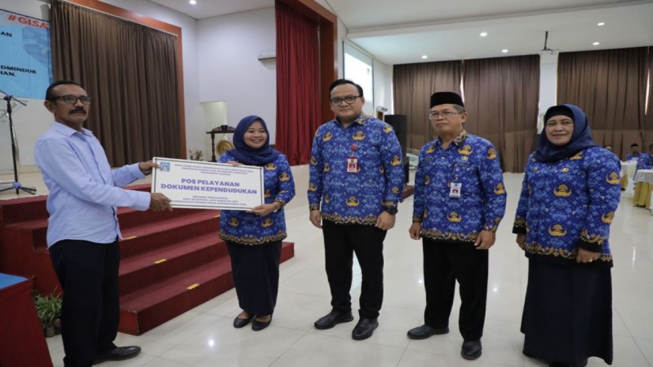 Bupati Sleman Kustini Sri Purnomo menyerahkan penghargaan Gerakan Indonesia Sadar Administrasi (GISA) Tahun 2022, Selasa (29/11/22). ANTARA/HO-Bagian Prokopim Setda Sleman