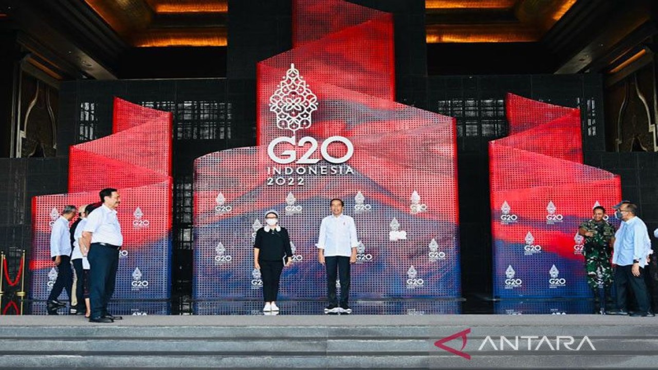 Presiden RI Joko Widodo meninjau kesiapan penyelenggaraan KTT G20 di Bali, Selasa (8/11/2022). (ANTARA/HO-Biro Pers Sekretariat Presiden)