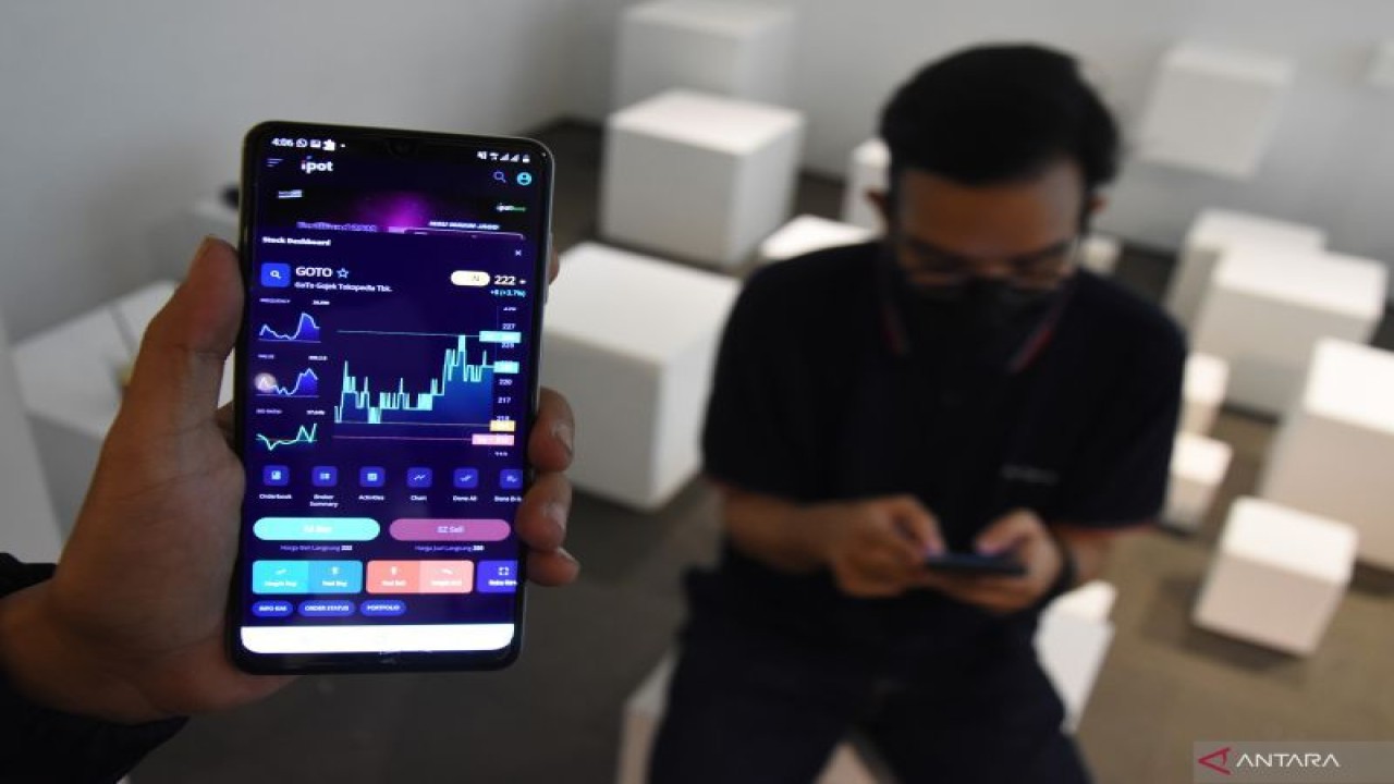 Pekerja melihat pergerakan saham GoTo (Gojek Tokopedia) di Jakarta, Jumat (18/11/2022). ANTARA FOTO/Indrianto Eko Suwarso/tom.