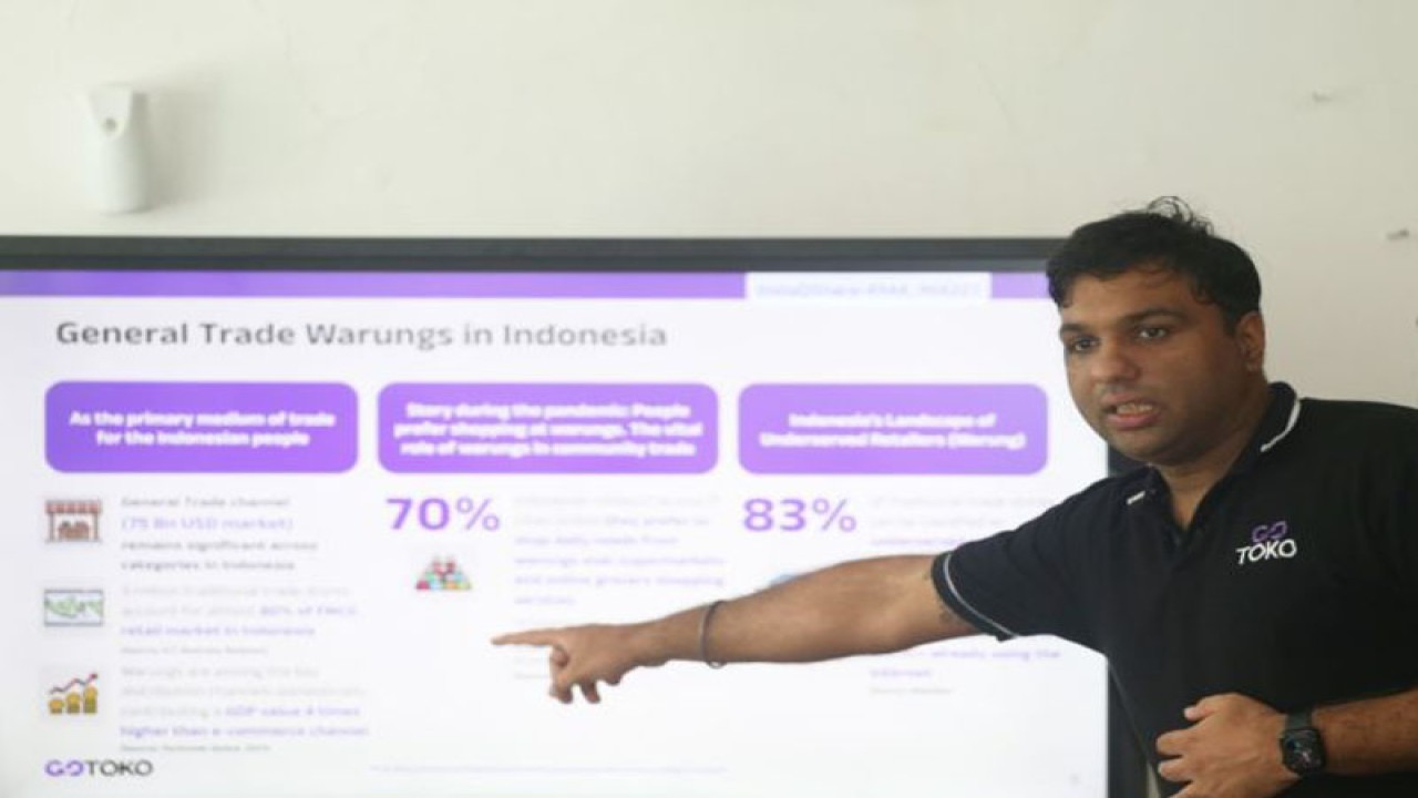 CEO dan President Director GOTOKO Gurnoor Singh Dhillon memberikan penjelasan mengenai kendala yang dialami pemilik warung dalam memenuhi kebutuhan dagangannya di Warehous gotoko karawaci Kota Tangerang, Jumat.