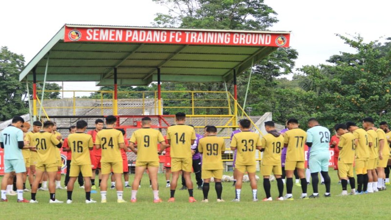 Tim Semen Padang FC menggelar latihan jelang laga menghadapi Perserang dalam lanjutan pertandingan Grup Barat Liga 2 2022 pada Kamis (22/9) (ANTARA/HO MO Semen Padang FC)