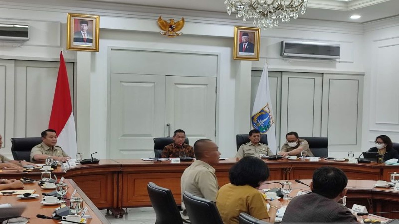 Penjabat Gubernur DKI Heru Budi Hartono memimpin rapat pimpinan di Balai Kota Jakarta, Senin (28/11/2022). ANTARA/Dewa Ketut Sudiarta Wiguna