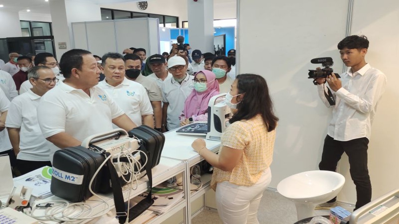 Gubernur Lampung Arinal Djunaidi saat melihat pameran alat kesehatan. ANTARA/Ruth Intan Sozometa Kanafi.