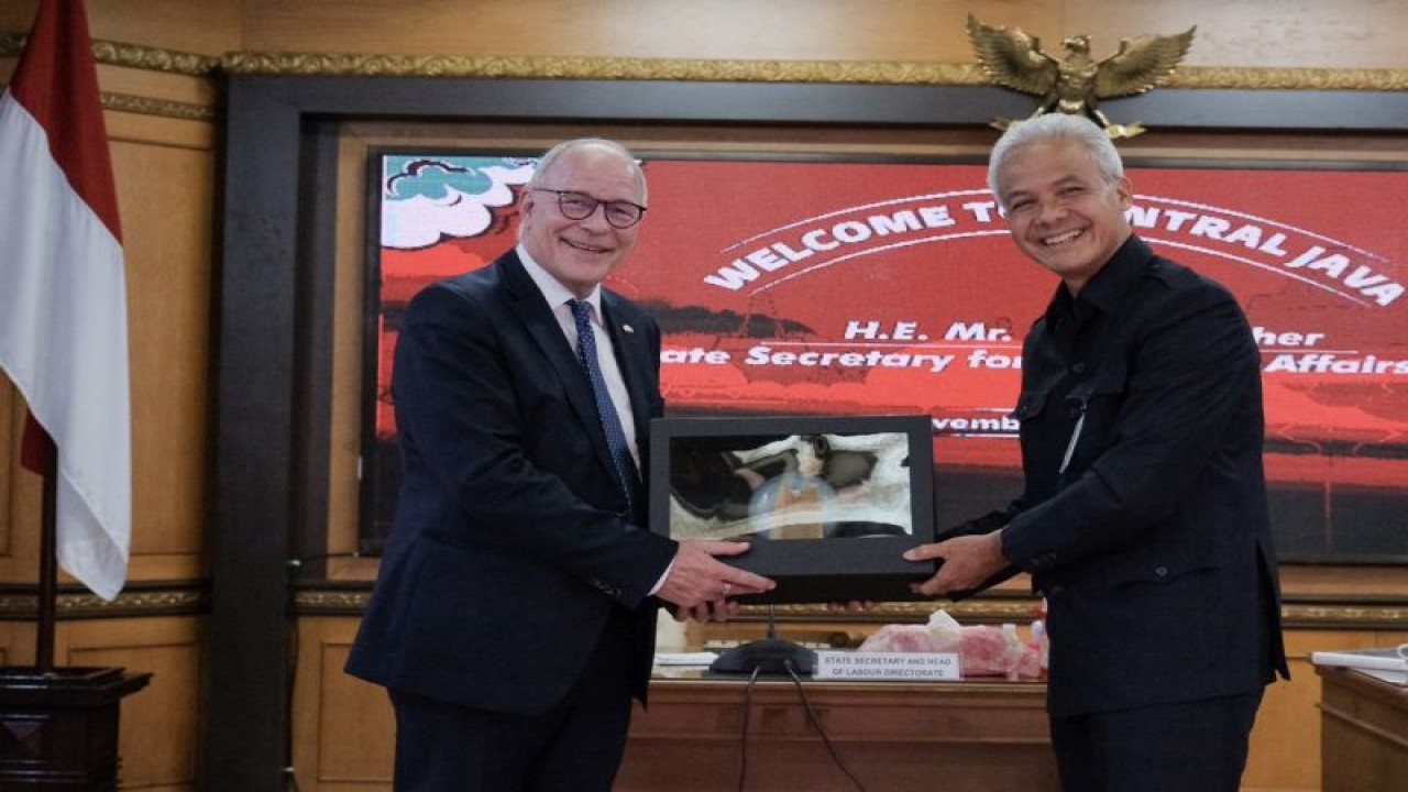 Gubernur Jawa Tengah Ganjar Pranowo dan Kepala Direktorat Tenaga Kerja Kementerian Setneg Swiss Boris Zurcher (kiri). (ANTARA/HO-Humas Pemprov Jateng)