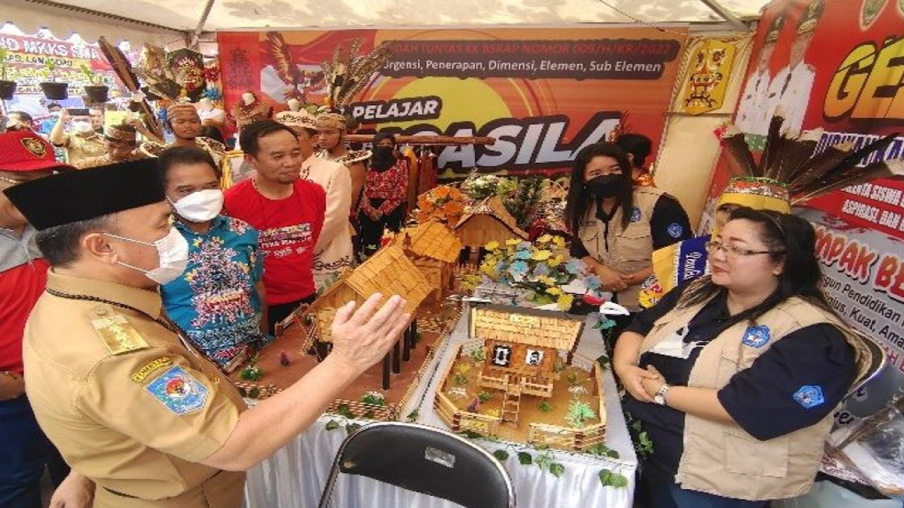 Gubernur Kalteng Sugianto Sabran meninjau salah satu stan sekolah yang berpartisipasi dalam Pameran Inovasi Pendidikan Kalteng BERKAH SMA/SMK/SLB tingkat Provinsi Kalimantan Tengah tahun 2022, Palangka Raya, Selasa, (15/11/2022). (ANTARA/Muhammad Arif Hidayat)