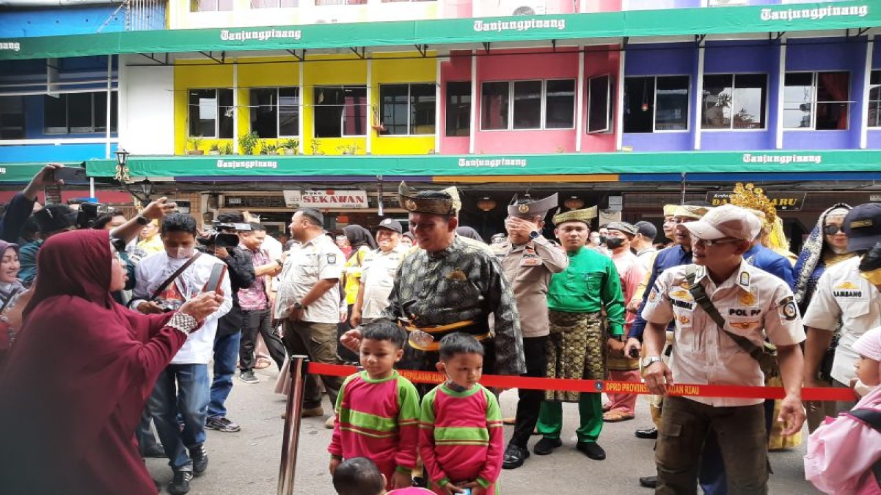 Gubernur Kepri Ansar Ahmad menyapa warga Kota Tanjungpinang. (Ogen)