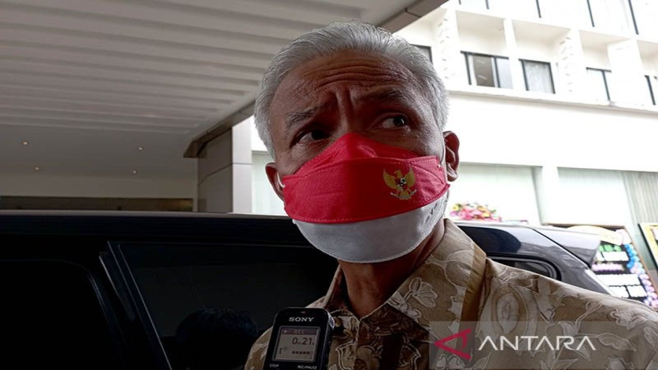 Gubernur Jawa Tengah Ganjar Pranowo memberi keterangan pers usai menjadi pembicara kunci pada seminar dalam rangkaian kegiatan Muktamar Ke-41 Al Irsyad Al Islamiyyah di Purwokerto, Kabupaten Banyumas, Jateng, Rabu (23/11/2022). ANTARA/Sumarwoto