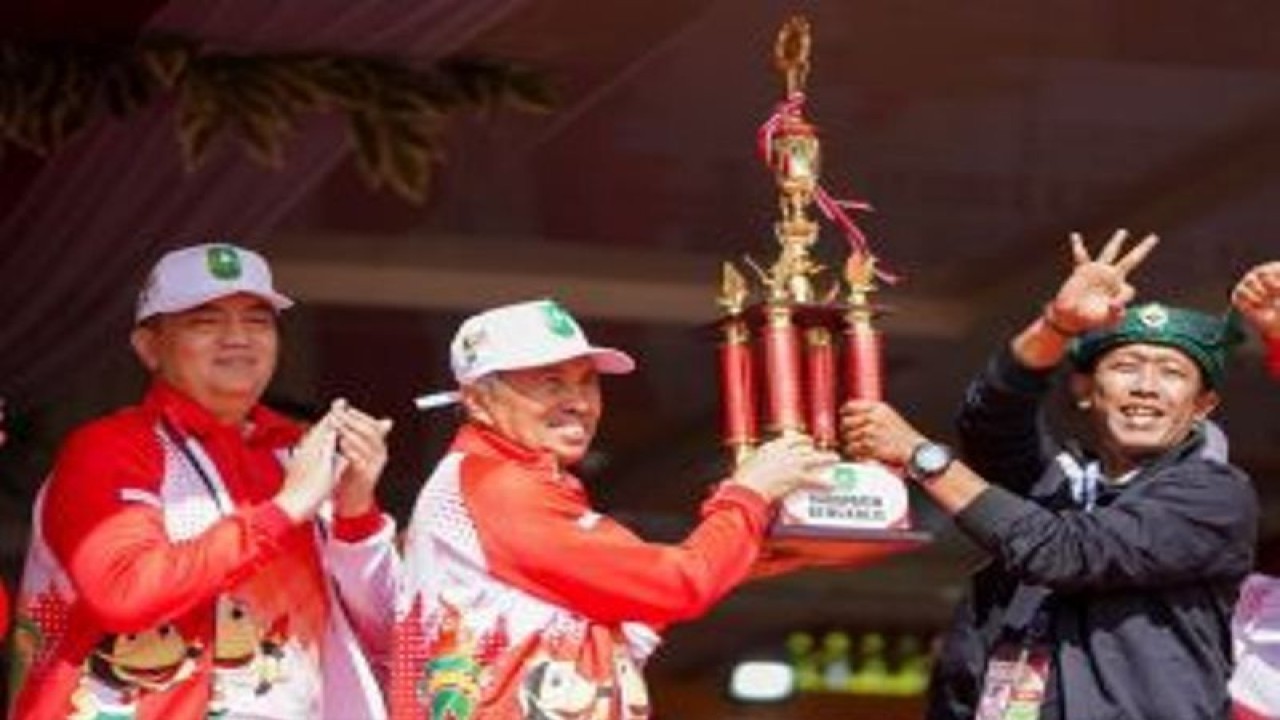 Gubernur Riau menyerahkan piala juara umum kepada perwakilan Kabupaten Bengkalis.