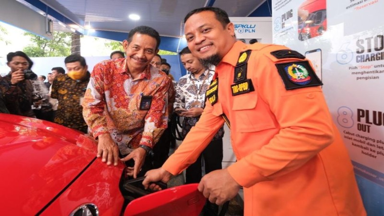 Gubernur Sulsel Andi Sudirman Sulaiman bersama General Manager PT PLN UID Sulselrabar Moch Andy Adchaminoerdin saat meresmikan SPKLU di area Kantor Gubernur Sulsel, Jalan Urip Sumihardjo, Makassar, Jumat (18/11/2022). ANTARA Foto/HO-Humas PLN UID Sulselrabar