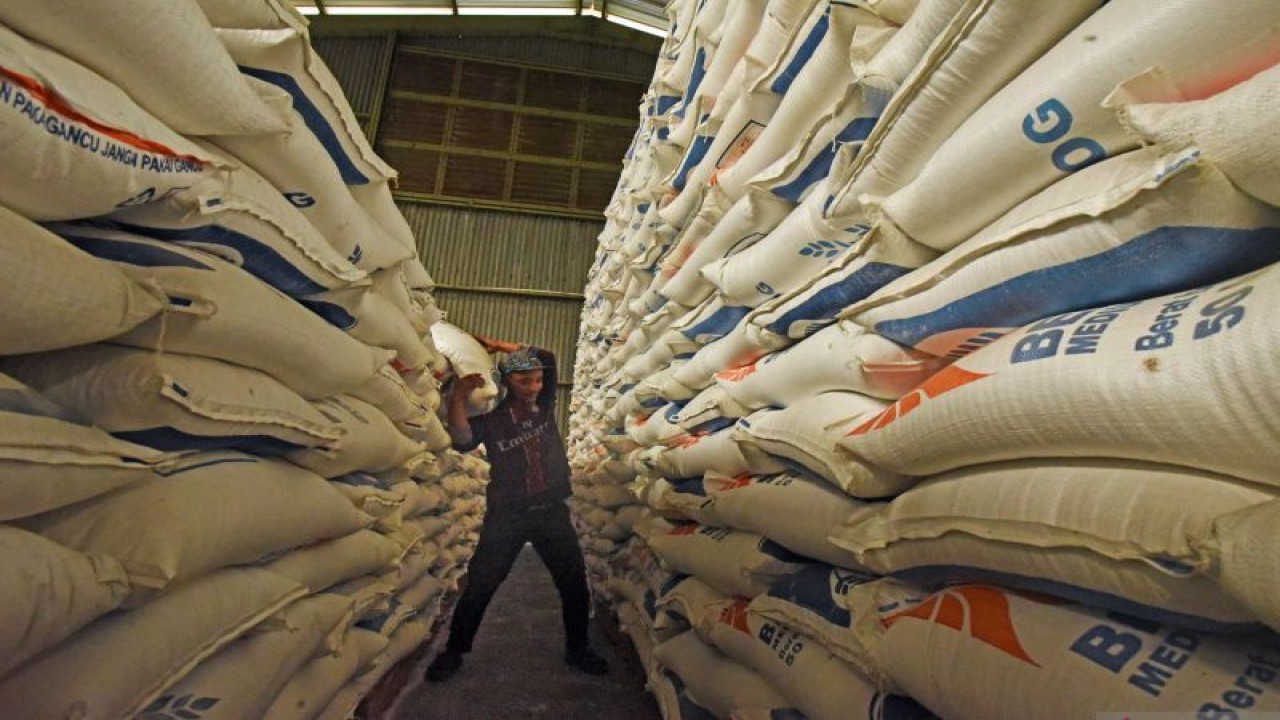 Pekerja mengangkut beras di gudang Bulog Divre Banten. ANTARA FOTO/Asep Fathulrahman/foc.