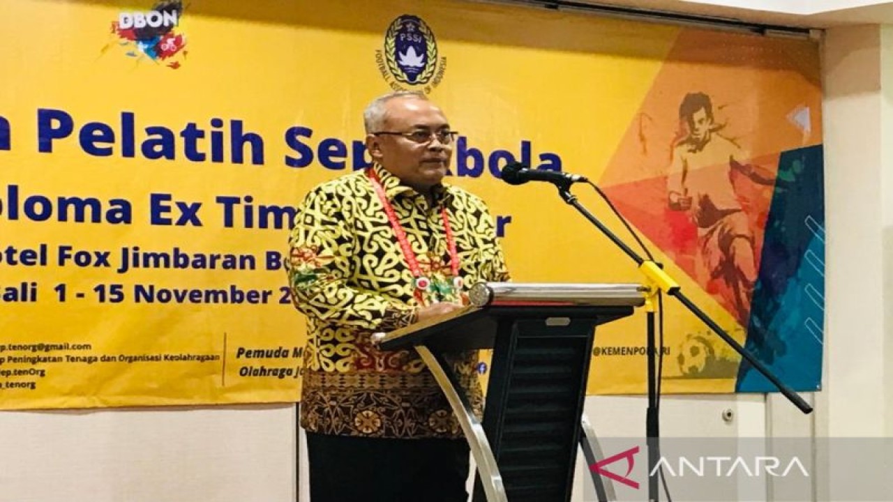 Sekretaris Menteri Pemuda dan Olahraga Republik Indonesia Gunawan Suswantoro memberikan sambutan saat menghadiri acara penutupan pelatihan pelatih sepakbola PSSI C diploma eks timnas senior di Jimbaran, Badung, Bali, Senin (14/11/2022). (ANTARA/Rolandus Nampu)