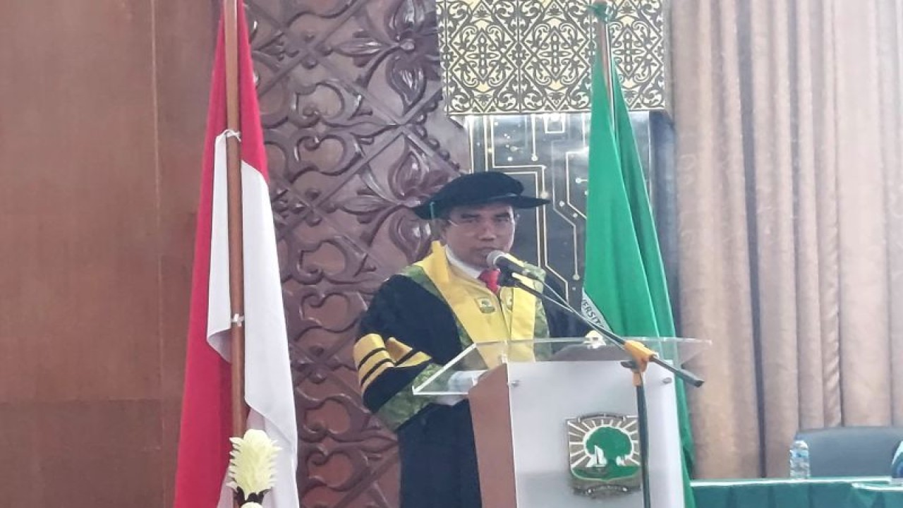 Guru besar farmakologi Universitas Andalas Padang Prof. Dr. Yufri Aldi menyampaikan orasi ilmiah mengenai manfaat pegagan embun untuk pencegahan COVID-19 di Kota Padang, Sumatera Barat, Senin (21/11/2022). (ANTARA/Ikhwan Wahyudi)