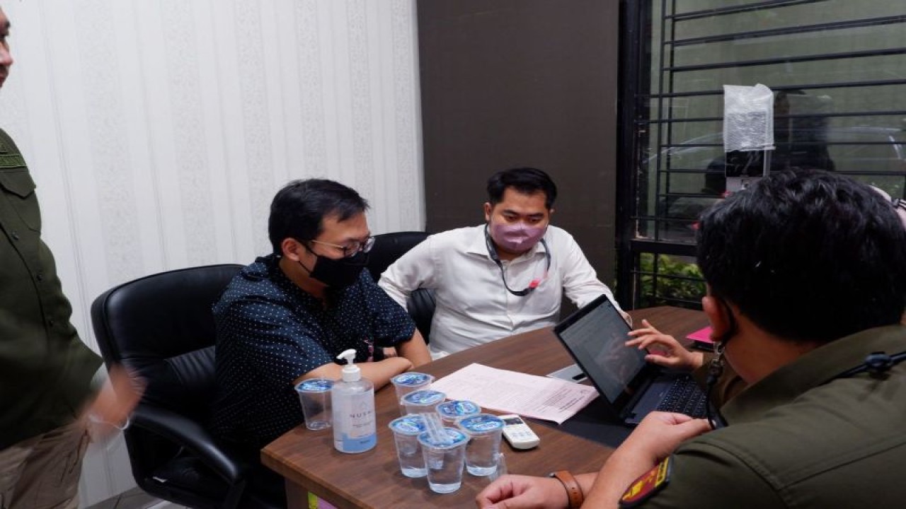 HA, Direktur PT Arka Jaya Mandiri (berbaju kemeja hitam) memeriksa dokumen saat penetapan tersangka di ruang pemeriksaan Jampidsus Kejaksaan, Jakarta, Selasa (8/11/2022) (ANTARA/HO-Puspenkum Kejaksaan Agung)