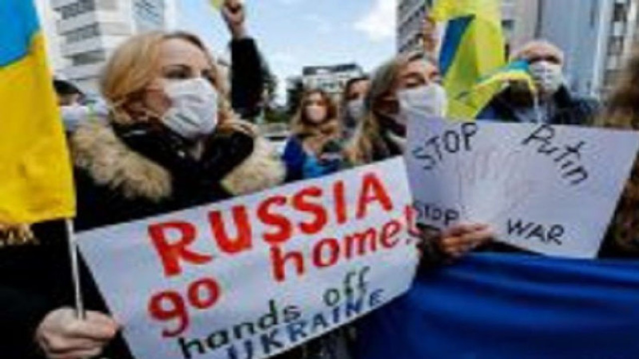 Warga Ukraina yang tinggal di Jepang memegang poster dan bendera selama demonstrasi mengecam Rusia atas tindakannya di Ukraina, dekat kedutaan Rusia di Tokyo, Jepang, Rabu (23/2/2022). (ANTARA FOTO/REUTERS/Issei Kato/wsj)