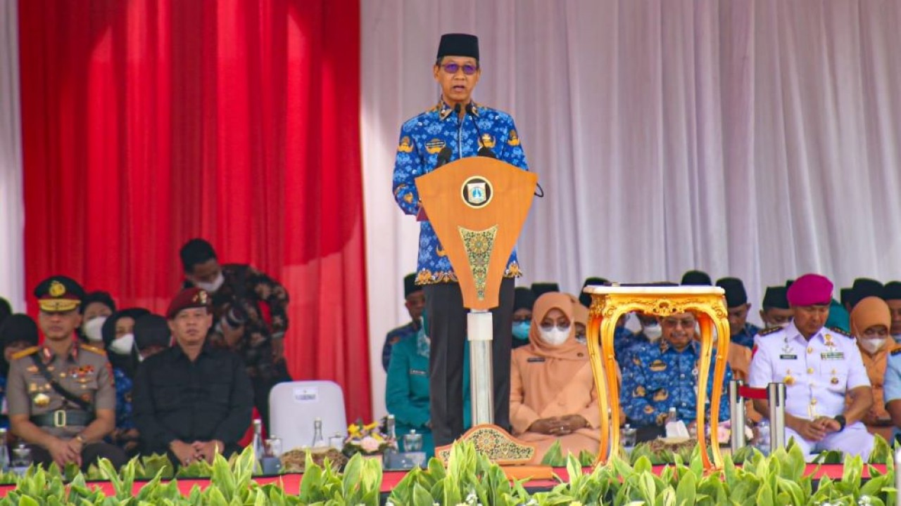 Penjabat (Pj) Gubernur DKI Jakarta, Heru Budi Hartono bertindak sebagai Inspektur Upacara dan menyampaikan Amanat Menteri Sosial Republik Indonesia, Tri Rismaharini, dalam rangka memperingati Hari Pahlawan ke-77. (Istimewa)