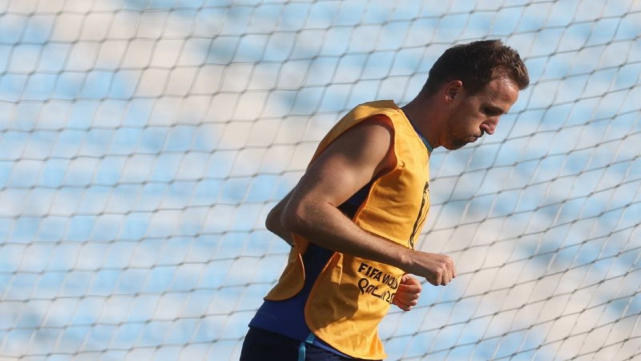 Harry Kane saat mengikuti latihan timnas Inggris di Al Wakrah SC stadium, Al Wakrah, Qatar, Kamis (24/11/2022). ANTARA/REUTERS/Paul Childs
