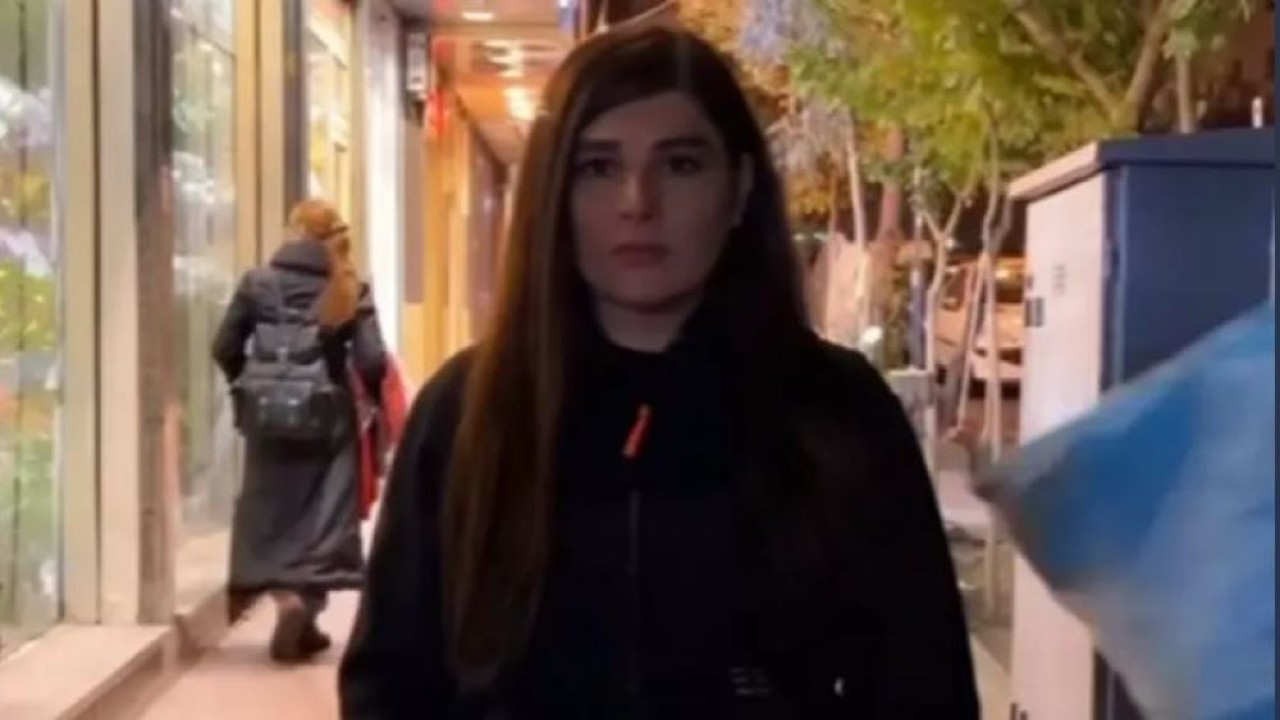 Tangkapan layar dari video Instagram Hengameh Ghaziani yang ditangkap pihak berwenang karena melepas jilbab. (Al Arabiya)