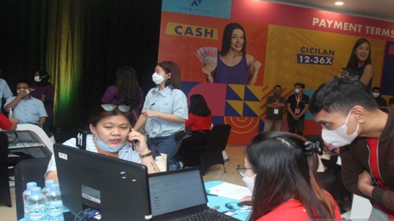 Konsumen peminat hunian baru memadati kegiatan grand launching Newville di kantor galeri pemasaran Newville, Area Central Park Meikarta, Desa Cibatu, Kecamatan Cikarang Selatan, Kabupaten Bekasi, Senin. (ANTARA/Pradita Kurniawan Syah).