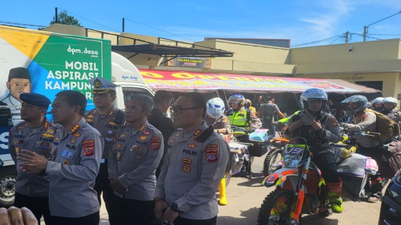 Kepala Bidang Humas Polda Jabar Kombes Pol. Ibrahim Tompo (kedua dari kiri) usai melepaskan tim trabas motor trail untuk menyebarkan bantuan ke daerah terisolir usai gempa bumi di Cianjur, Jawa Barat, Selasa (29/11/2022). ANTARA/HO-Humas Mabes Polri