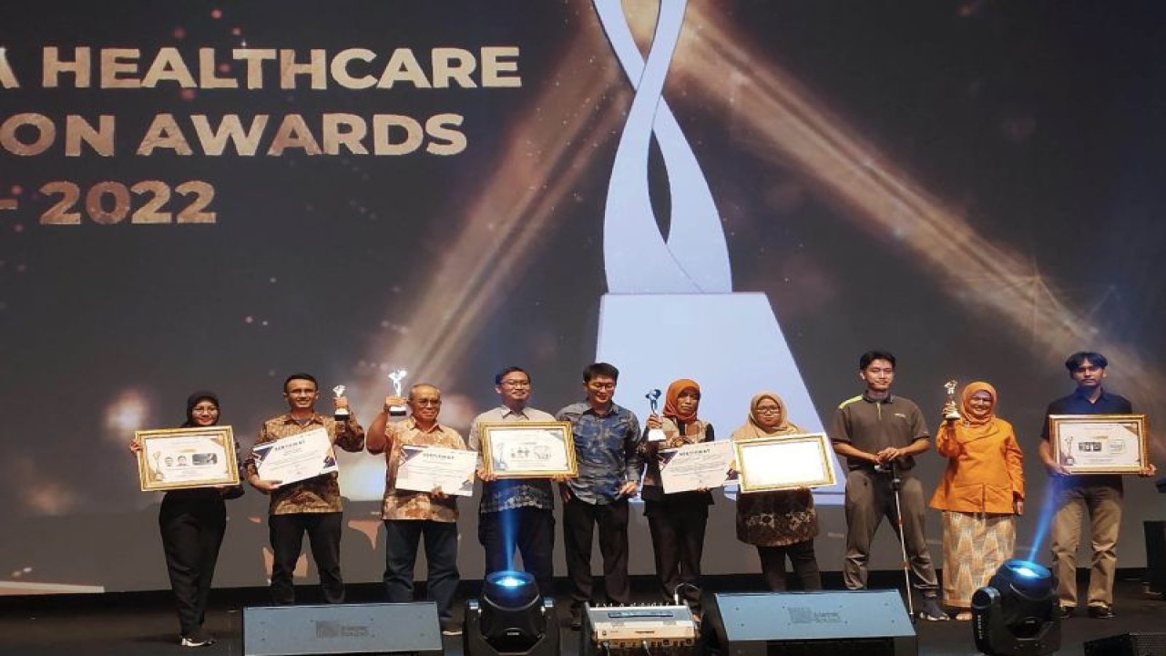 Pemberian penghargaan Diamond Indonesia Healthcare Innovation (IHI) Award kepada peneliti Universitas Brawijaya yang melahirkan inovasi berupa seperangkat alat deteksi dini penyakit autoimun tiroid, di Jakarta, Kamis (24/11/2022). (ANTARA/HO-Humas UB)