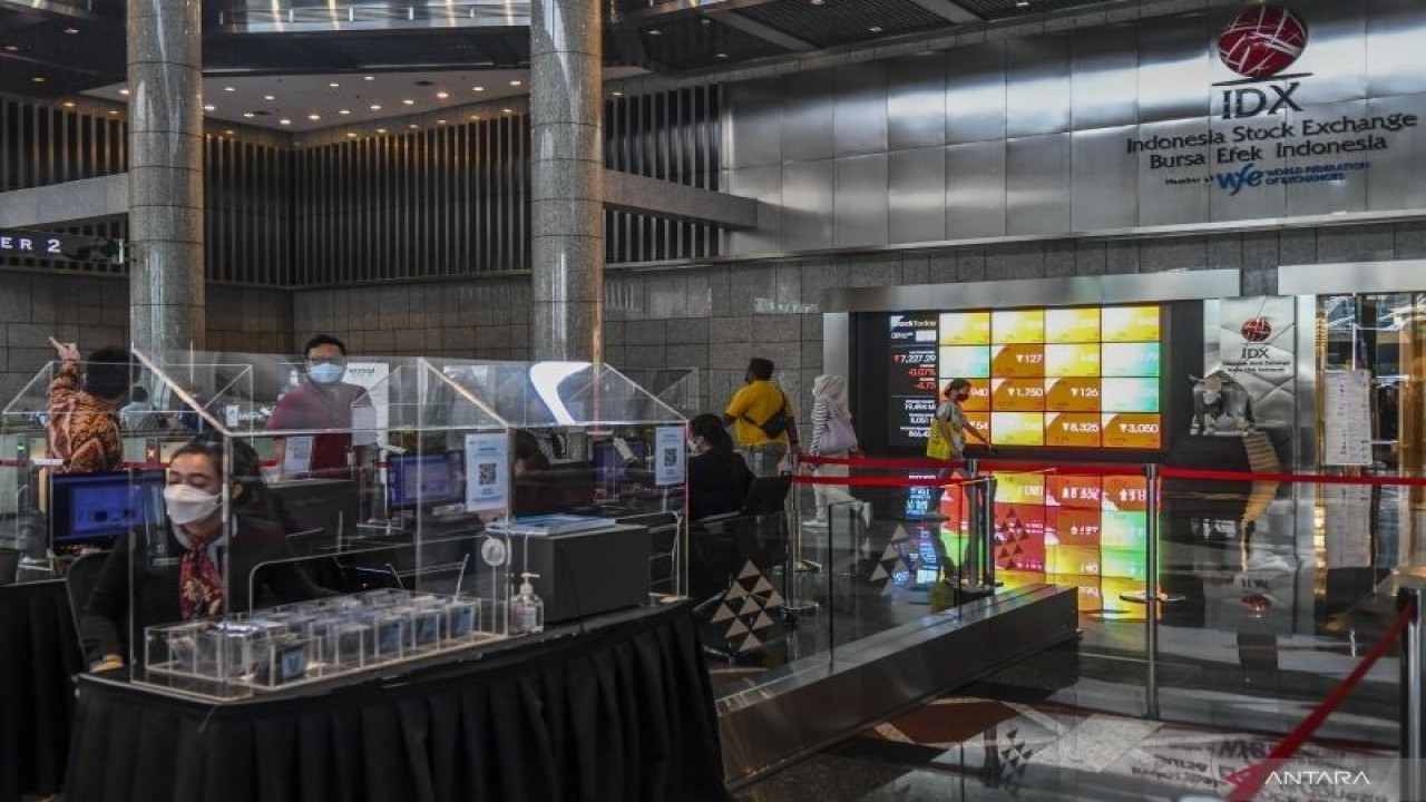 Karyawan melintas di samping layar elektronik yang menunjukkan pergerakan Indeks Harga Saham Gabungan (IHSG) di Bursa Efek Indonesia, Jakarta, Jumat (9/9/2022). . ANTARA FOTO/Galih Pradipta/aww.