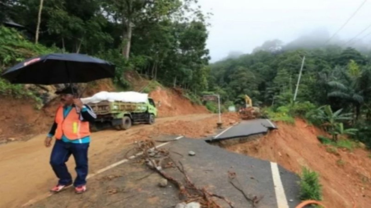 Ilustrasi - Bencana tanah longsor di Kabupaten Manggarai Timur, Pulau Flores, NTT. (ANTARA/HO-BPBD Kabupaten Manggarai Timur)
