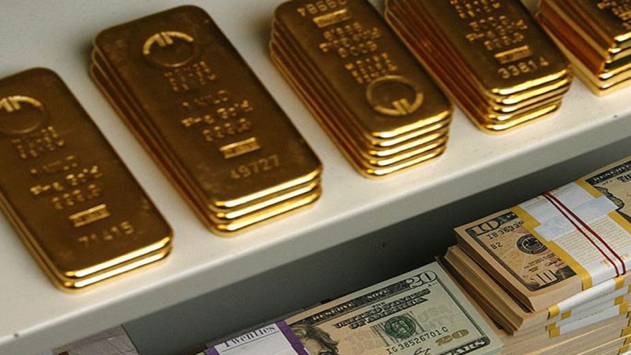 Ilustrasi - Emas batangan dan uang kertas dolar AS dalam brankas. ANTARA/REUTERS/Heinz-Peter Bader/aa.