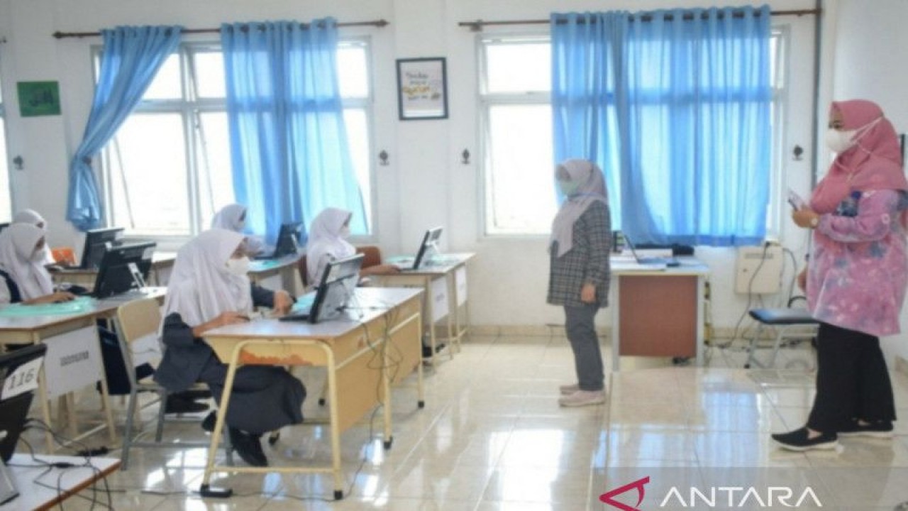 Ilustrasi - Guru dan siswa melakukan kegiatan belajar mengajar. ANTARA/Yudi Abdullah