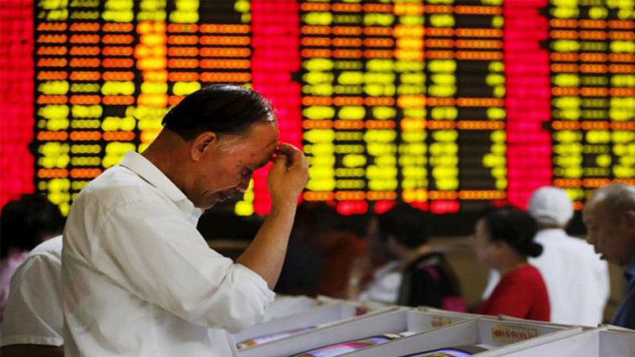 Ilustrasi - Investor melihat layar komputer yang menunjukkan informasi saham di sebuah rumah broker di Shanghai. ANTARA/REUTERS/Aly Song/aa.