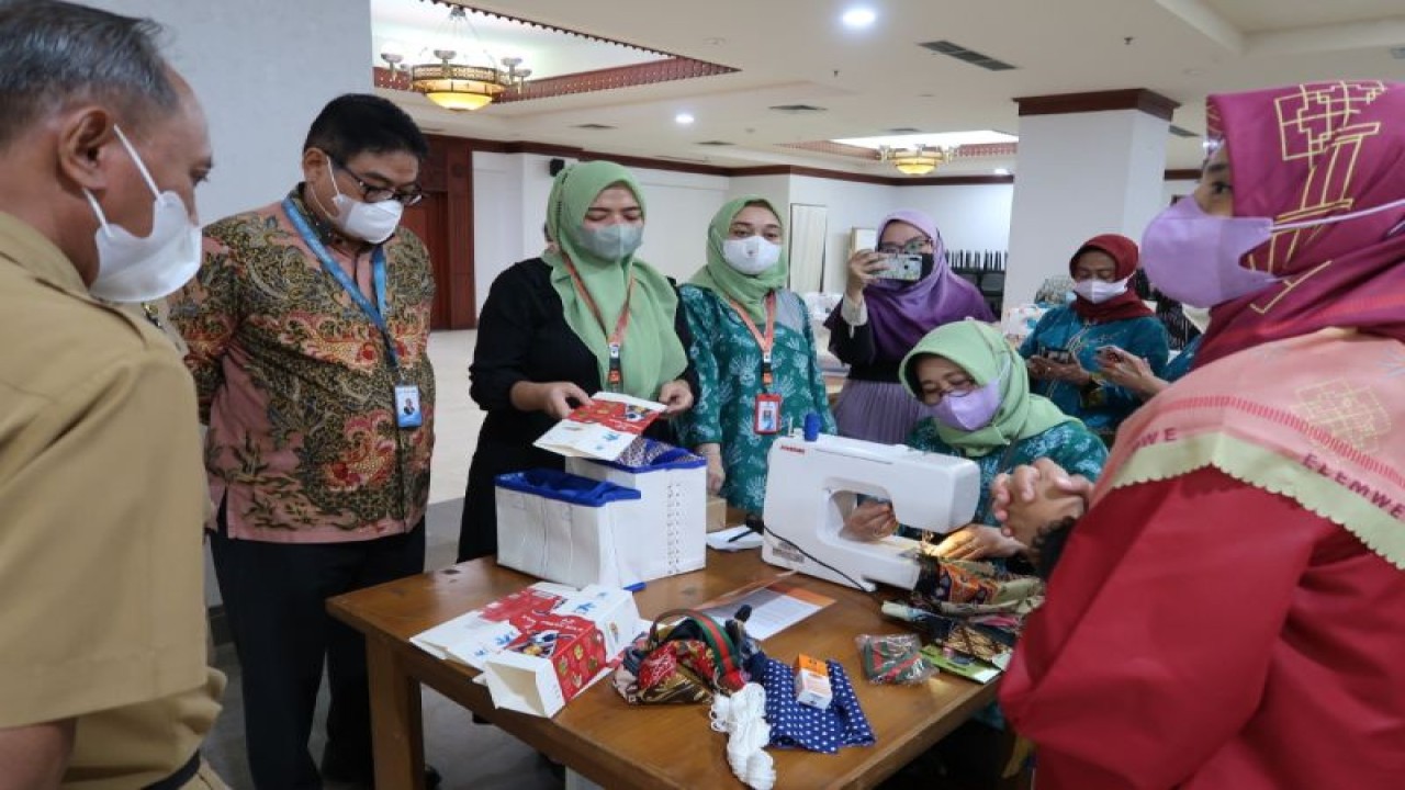 Ilustrasi - Kegiatan CSR J Trust Bank bertajuk Pelatihan Wirausaha Produk Ramah Lingkungan untuk Pelaku Usaha Perempuan. ANTARA/HO-J Trust