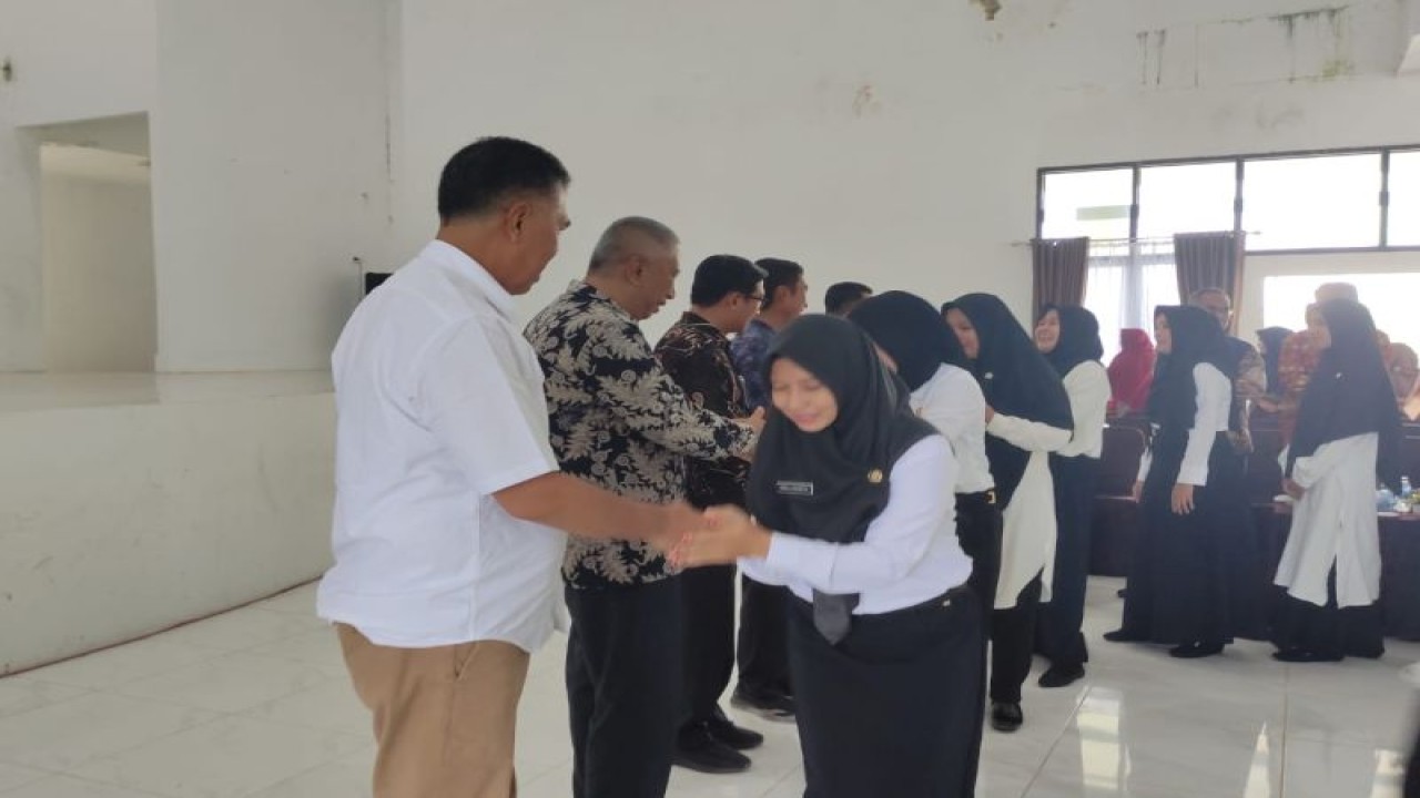 Ilustrasi - Para Calon Pegawai Negeri Sipil saat acara penutupan pelatihan CPNS Kabupaten Natuna di Ranai, Natuna, Sabtu (12/11). ANTARA/HO-Kominfo Natuna