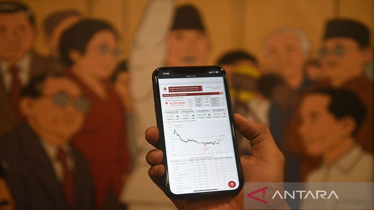 Ilustrasi - Pekerja memperlihatkan pergerakan Indeks Harga Saham Gabungan (IHSG) melalui gawainya di Jakarta. ANTARA FOTO/Puspa Perwitasari/foc/aa.