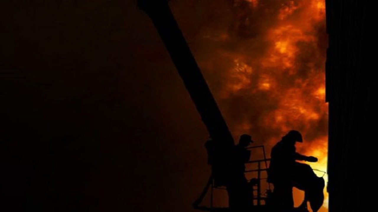 Ilustrasi - Pemadam kebakaran padamkan api di gedung. (ANTARA/Shutterstock/pri)