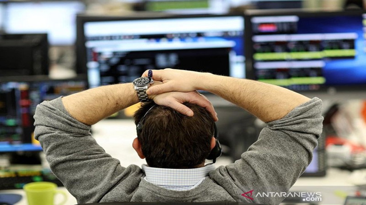 Ilustrasi: Seorang pialang melihat informasi keuangan di layar komputer di lantai perdagangan Indeks di London, Inggris. ANTARA/REUTERS/Simon Dawson/am.