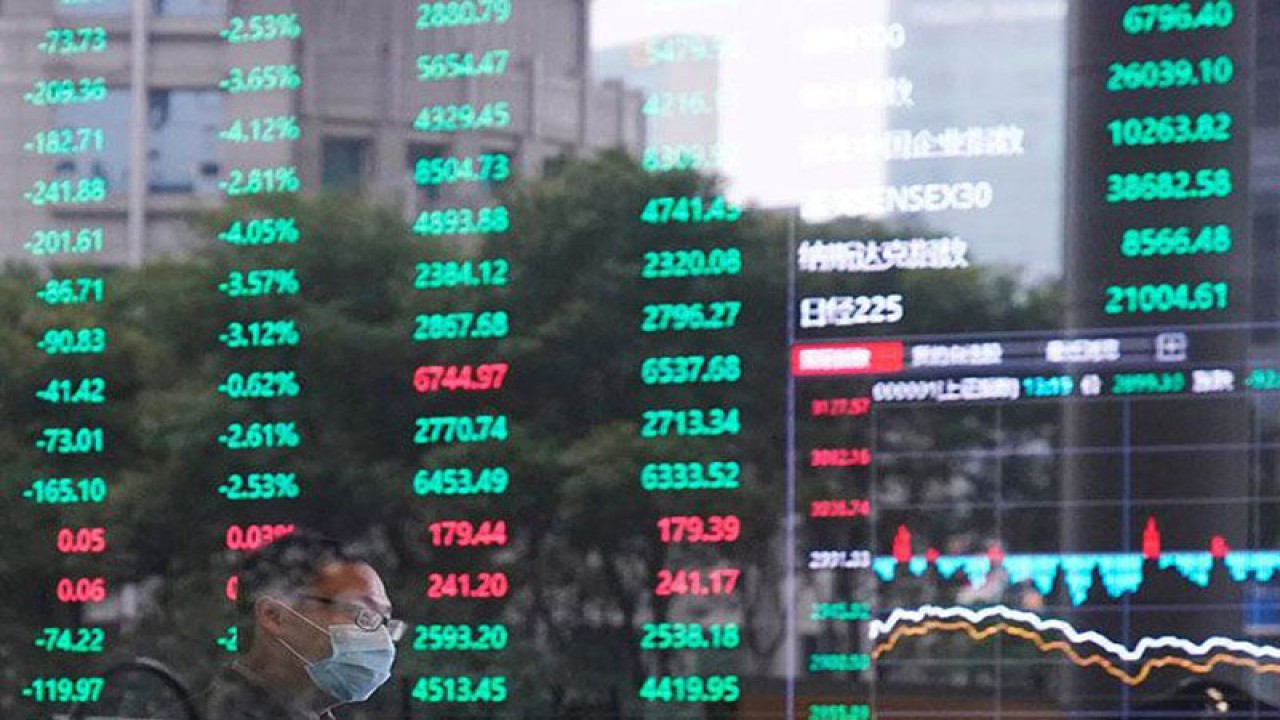 Ilustrasi - Seorang pria yang mengenakan masker terlihat di dalam gedung Bursa Efek Shanghai, China. ANTARA/REUTERS/Aly Song/aa.