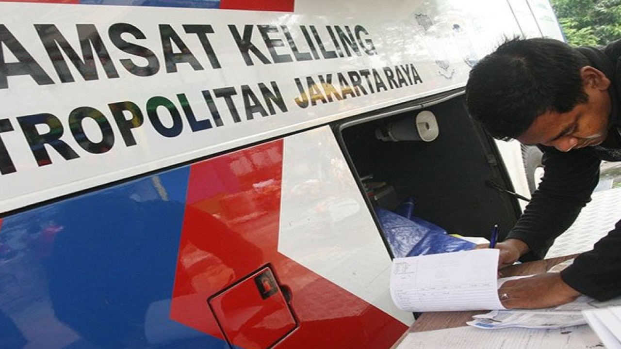Ilustrasi - Seorang warga memanfaatkan layanan perpanjangan STNK Keliling di Pekan Raya Jakarta (PRJ), Jakarta Pusat. FOTO ANTARA/Herka Yanis Pangaribowo/pras/aa.