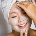 Ilustrasi seseorang merawat kulit wajah. (Pexels)-1668138663