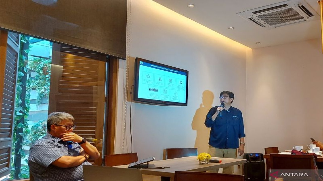 Analis Kebijakan Ahli Madya Direktorat Standardisasi Pengendalian Pos dan Informatika Kementerian Kominfo Nur Akbar Said (berdiri) dan Ketua Hubungan Pemerintahan Asosiasi Ponsel Seluruh Indonesia (APSI) Syaiful Hayat saat acara diskusi mengenai registrasi IMEI di Jakarta, Rabu. (ANTARA/Natisha Andarningtyas)