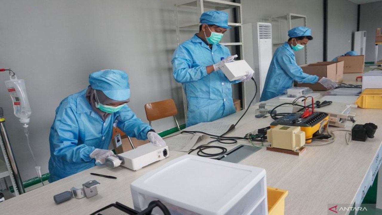 Pekerja memproduksi alat-alat kesehatan dalam negeri saat kunjungan Menteri Kesehatan Budi Gunadi Sadikin di DV Medika, Kawasan Industri Kendal, Kabupaten Kendal, Jawa Tengah, Sabtu (27-8-2022). ANTARA/Harviyan Perdana Putra/tom.