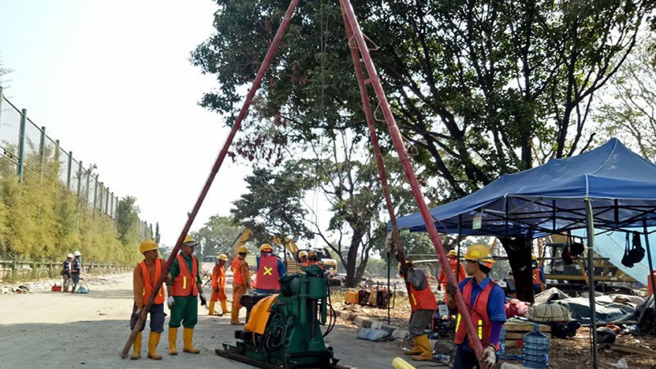 Sejumlah pekerja konstruksi ITF (Intermediate Treatment Facility) melakukan pengetesan tanah di Sunter, Jakarta Utara, Kamis (1/8/2019). ANTARA/Livia Kristianti/aa