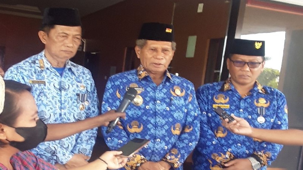 Wakil Bupati Calvin Mansnembra didampingi Kadis Koperasi UKM Abdul Manan (kiri) dan Kadis Lingkungan Hidup Iwan Ismulyanto (kanan), Selasa (29/11). ANTARA/Muhsidin