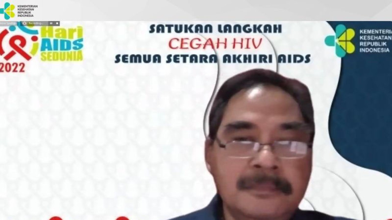 Tangkapan layar Dokter Spesialis Kulit Kelamin Rumah Sakit Krakatau Medika Banten Santoso Edy Budiono dalam Temu Media Hari AIDS Sedunia 2022 yang diikuti secara daring di Jakarta, Selasa (29/11/2022). (ANTARA/Hreeloita Dharma Shanti)