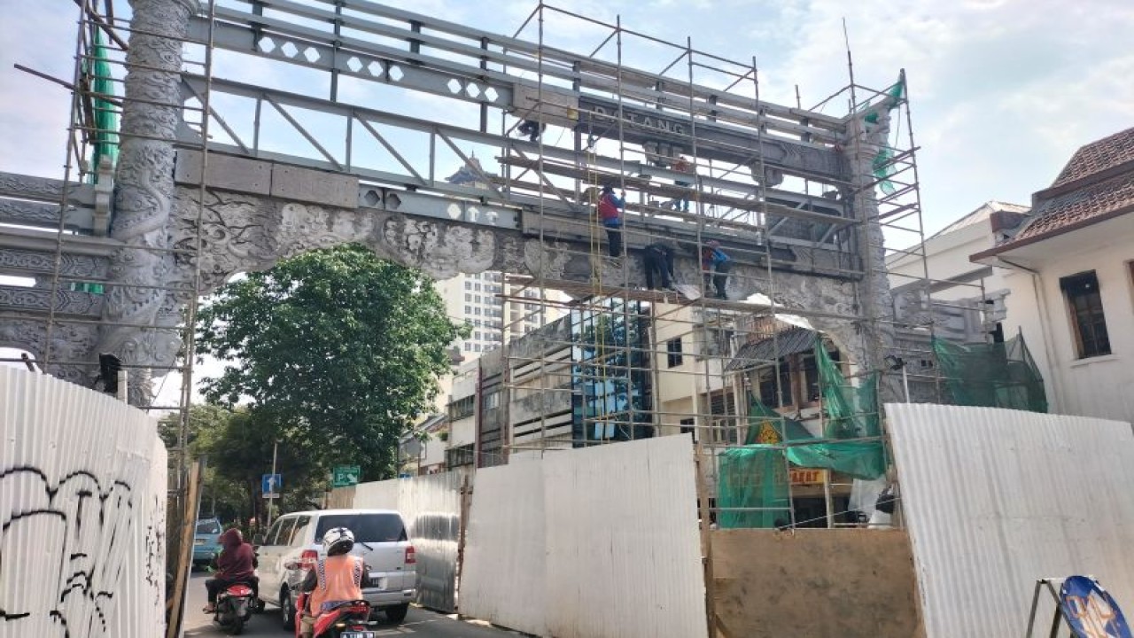 Pembangunan gerbang pecinan di kawasan Taman Sari, Jakarta Barat, Jumat (27/5/2022). ANTARA / Walda
